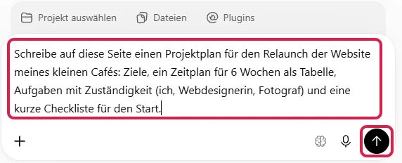 Eingabefeld Mit ChatGPT arbeiten mit dem Auftrag für den Café-Projektplan, Textfeld und Senden-Pfeil rot markiert