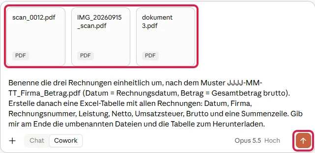 Drei hochgeladene Rechnungen als Karten und der Auftrag im Eingabefeld, Dateien und Senden-Pfeil rot markiert