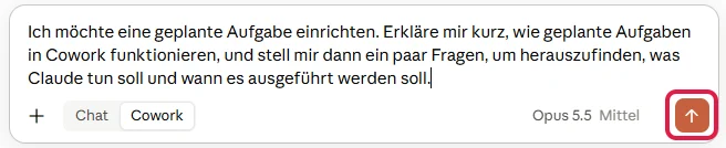 Vorausgefüllte Bitte im Eingabefeld, Cowork ist ausgewählt, der Pfeil zum Abschicken ist rot markiert