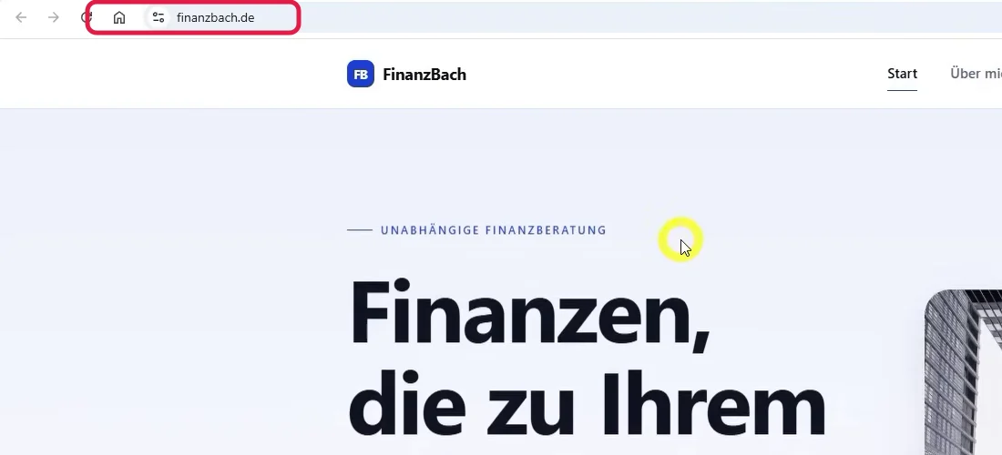 Fertige Website im Browser, die eigene Domain in der Adresszeile ist rot markiert