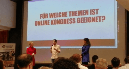 Fredrik Vogt als Speaker auf einer Bühne